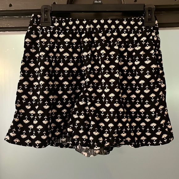 Old Navy Girls Shorts size XL 14-16 floral block print fabric. Like new - Picture 2 of 10